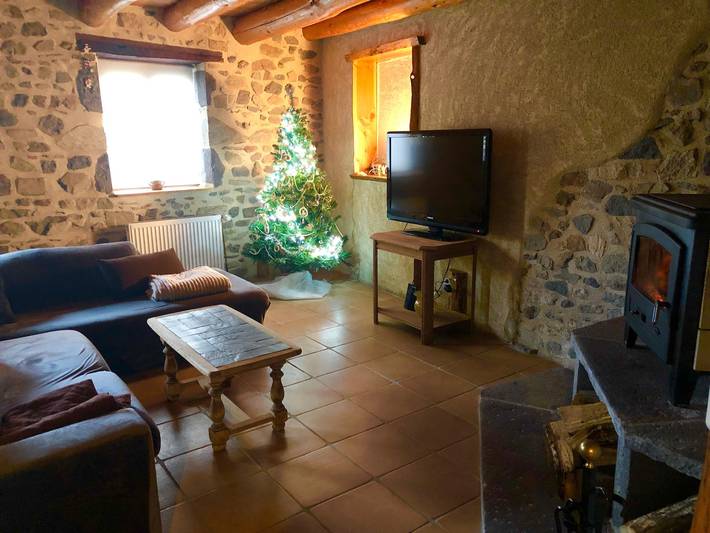 Gîte 'Authentisch und Gemütlich' mit Privater Terrasse, Wlan und Klimaanlage in Charbonnières-les-Vieilles, Regionaler Naturpark Volcans d'Auvergne