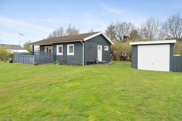 Ferieudlejning for 6 personer, med Terrasse og Have i Vejlby Fed