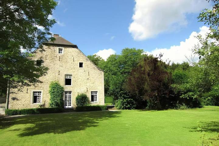 Vakantiehuis voor 14 personen, with Terras and Tuin as well as Zwembad and Sauna in Nassogne
