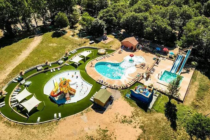 Mobil home pour 4 personnes, avec terrasse et piscine, animaux acceptés à Mialet