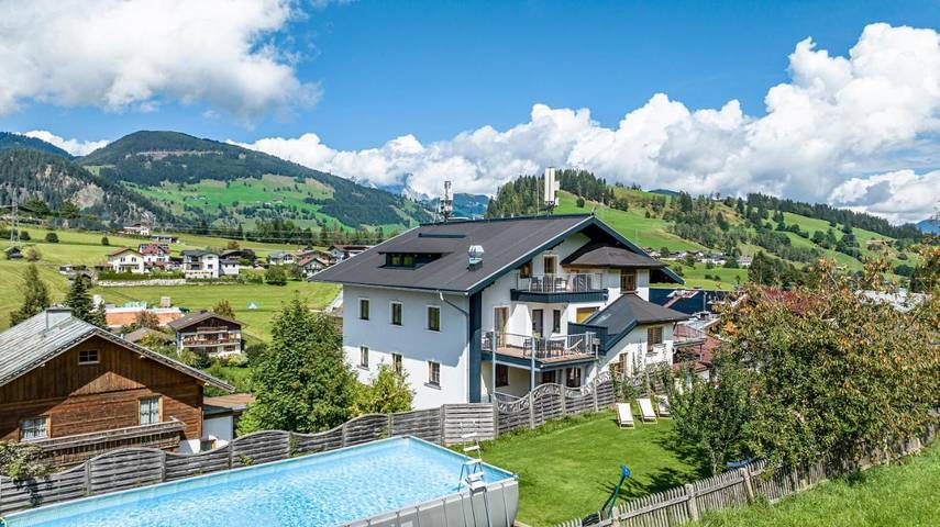 Ferienwohnung für 8 Personen, mit Balkon und Terrasse sowie Garten und Pool
