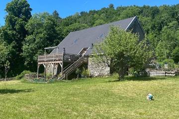Gîte pour 12 personnes, avec terrasse ainsi que jacuzzi et jardin, animaux acceptés dans le Cantal