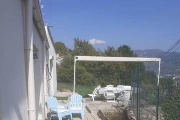 Gîte pour 4 personnes, avec jardin et terrasse à Gattières