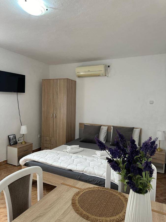 Gîte pour 3 personnes, avec jardin et vue, adapté aux familles dans Risan - 4