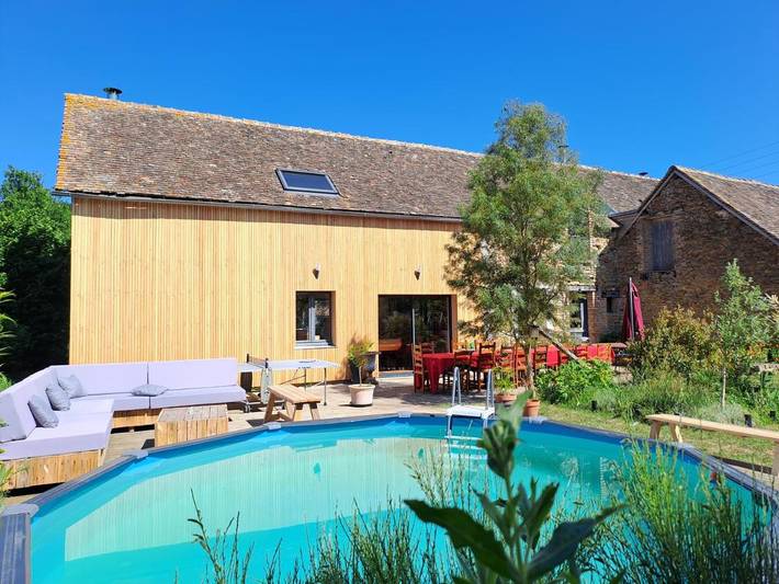 Location de vacances pour 15 personnes, avec jardin ainsi que piscine et vue, animaux acceptés à Saint-Mars-sous-Ballon