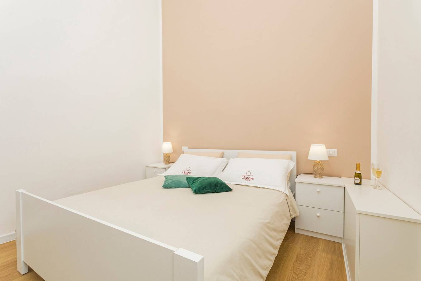 Clemente House Catania Elegante Apartment with Balcony, Wi-Fi & Air Conditioning in Katania, Prowincja Katania