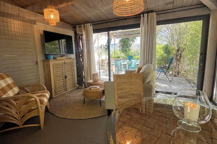 Gîte pour 2 personnes, avec piscine ainsi que jardin et terrasse à Lagnes