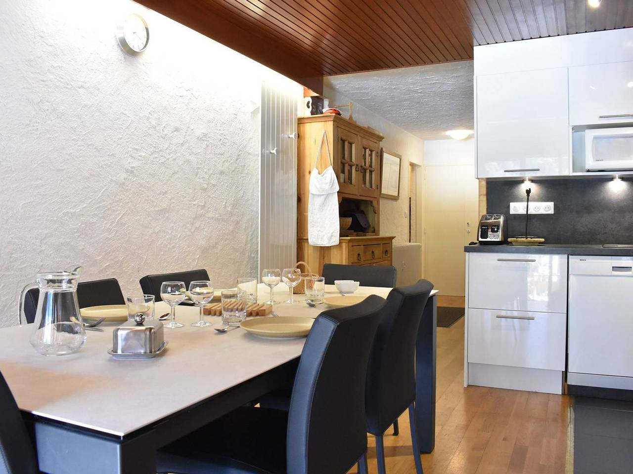 Entire apartment, Spacious 4-Room Cabin Apartment for 8 with Balcony, Near Ski Pistes and Shops in Méribel in Méribel, Les Allues