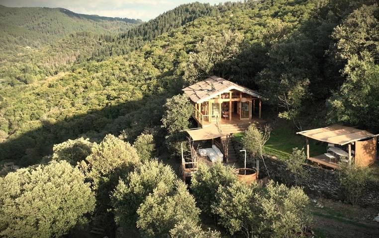 Location de vacances pour 4 personnes, avec vue ainsi que piscine et jardin, animaux acceptés à Saumane - 3