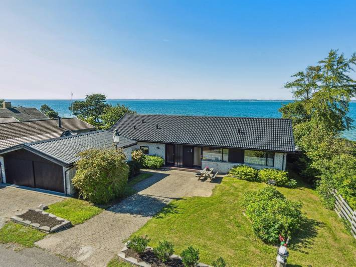 Ferieudlejning for 9 personer, med Terrasse i Lohals