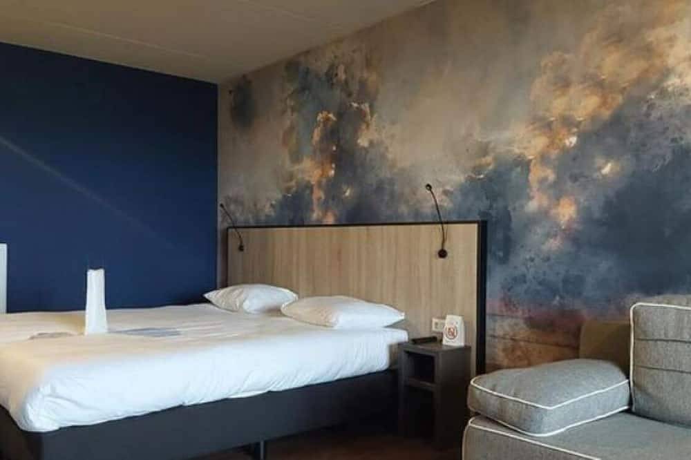 Explore Holland’s Coastline from This Charming Room with Balcony in Wijk aan Zee, Nederlandse Noordzeekust