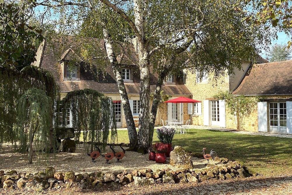 Grande maison, piscine chauffée, jacuzzi et un immense parc. in La Douze, Périgord Blanc