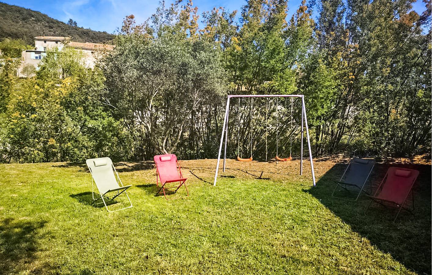 Charmant appartement de 2 chambres à coucher avec jardin et parking, à 700m du centre de Berlou in Berlou, Région de Béziers