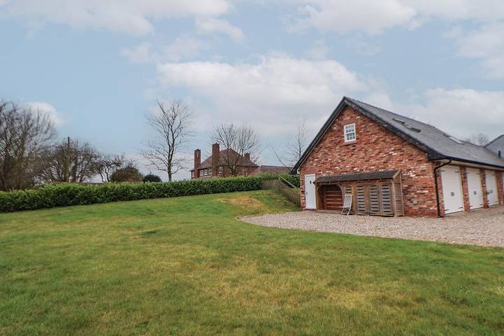 Log cabin for 2 people, with garden in Delamere