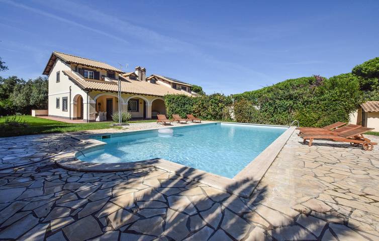 Chic Apartment with Terrace, WiFi & A/C Near Marina Velca in Marina Velca, Tarquinia