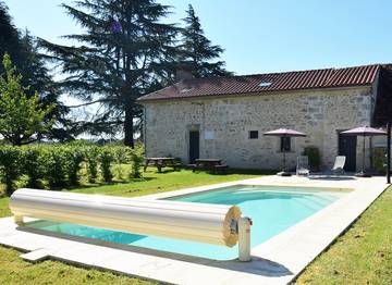 Gîte pour 8 personnes, avec terrasse ainsi que jardin et piscine à Campsegret