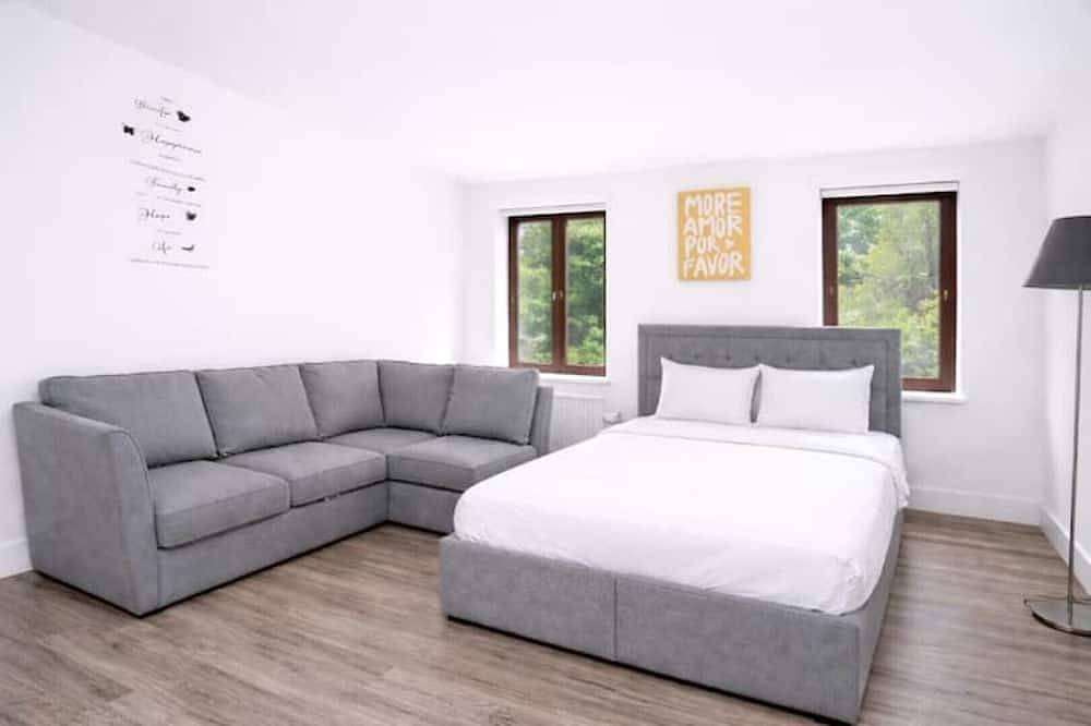 Entire apartment, Elegant Flat | 2-Min Walk to Watford Junction in Watford, Hertfordshire