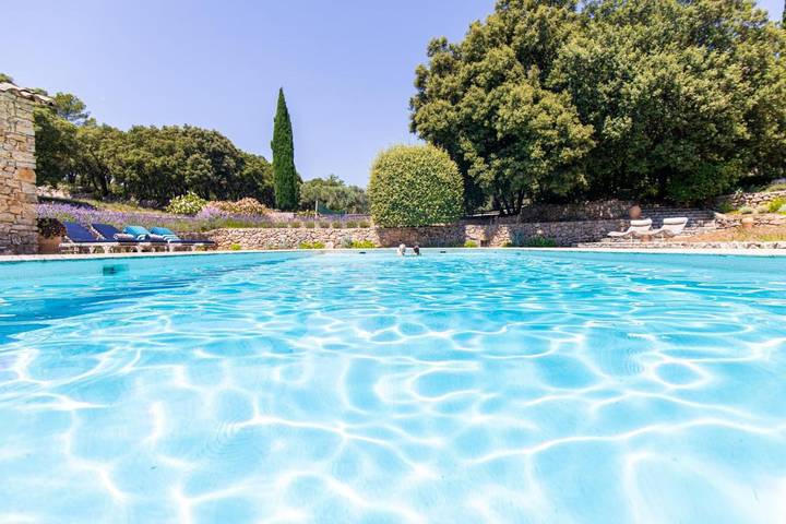 Chambre d’hôte pour 2 personnes, avec vue ainsi que piscine et jardin à Villecroze