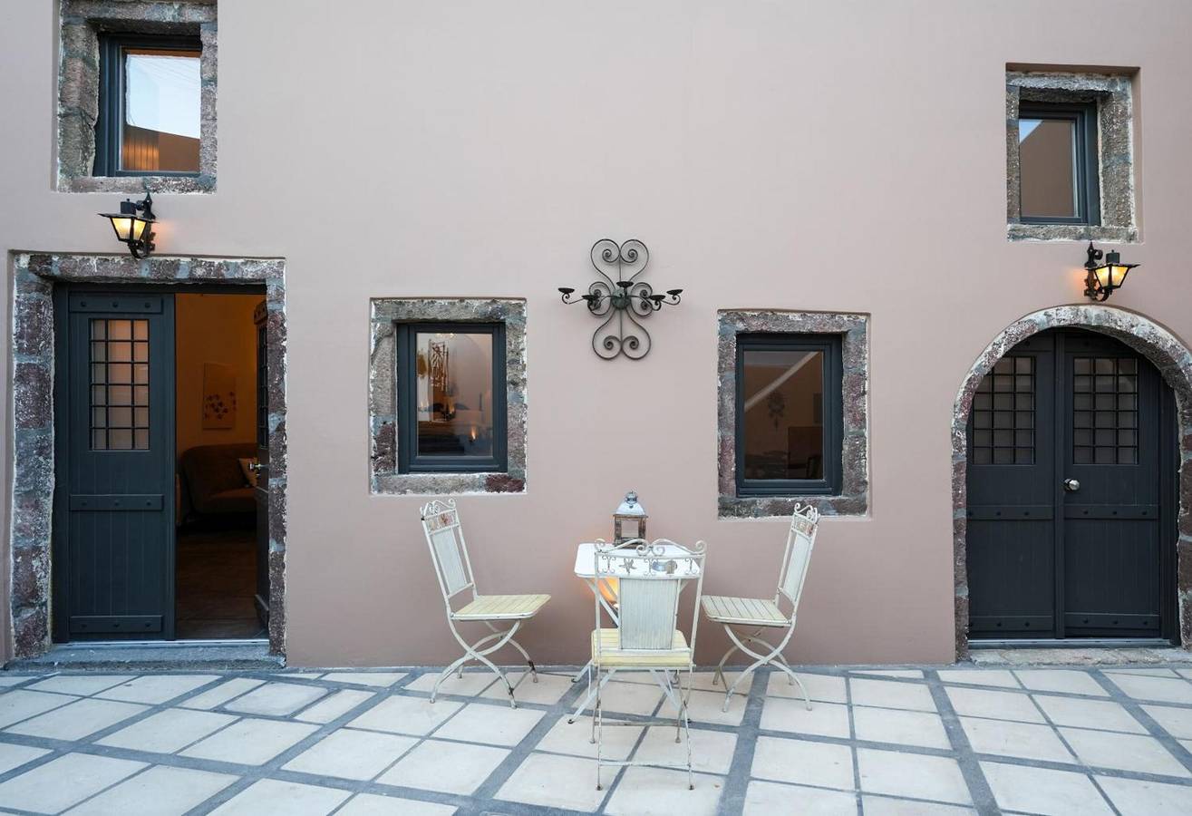 Hel lejlighed, Apartment 'Studio' with Wi-Fi and Air Conditioning in Emporio, Santorini