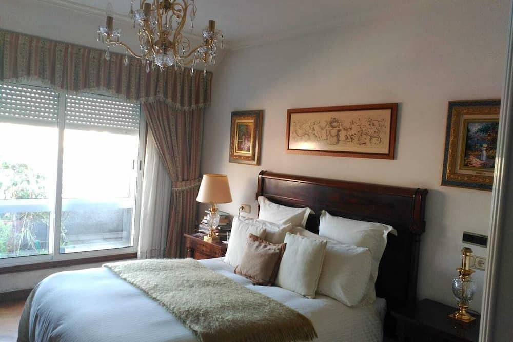 Entire apartment, Original Duplex Penthouse with fantastic views of the estuary and the town of Viveiro in Viveiro, Galician Coast