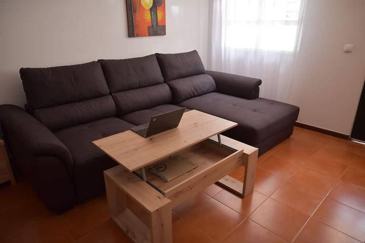 Ganze Wohnung, Paradiesstadt mit Ozeanpool, Bergen, Wasserfällen, Surfen, Geschäften und Bars. in Ponta Delgada (Madeira), Madeira