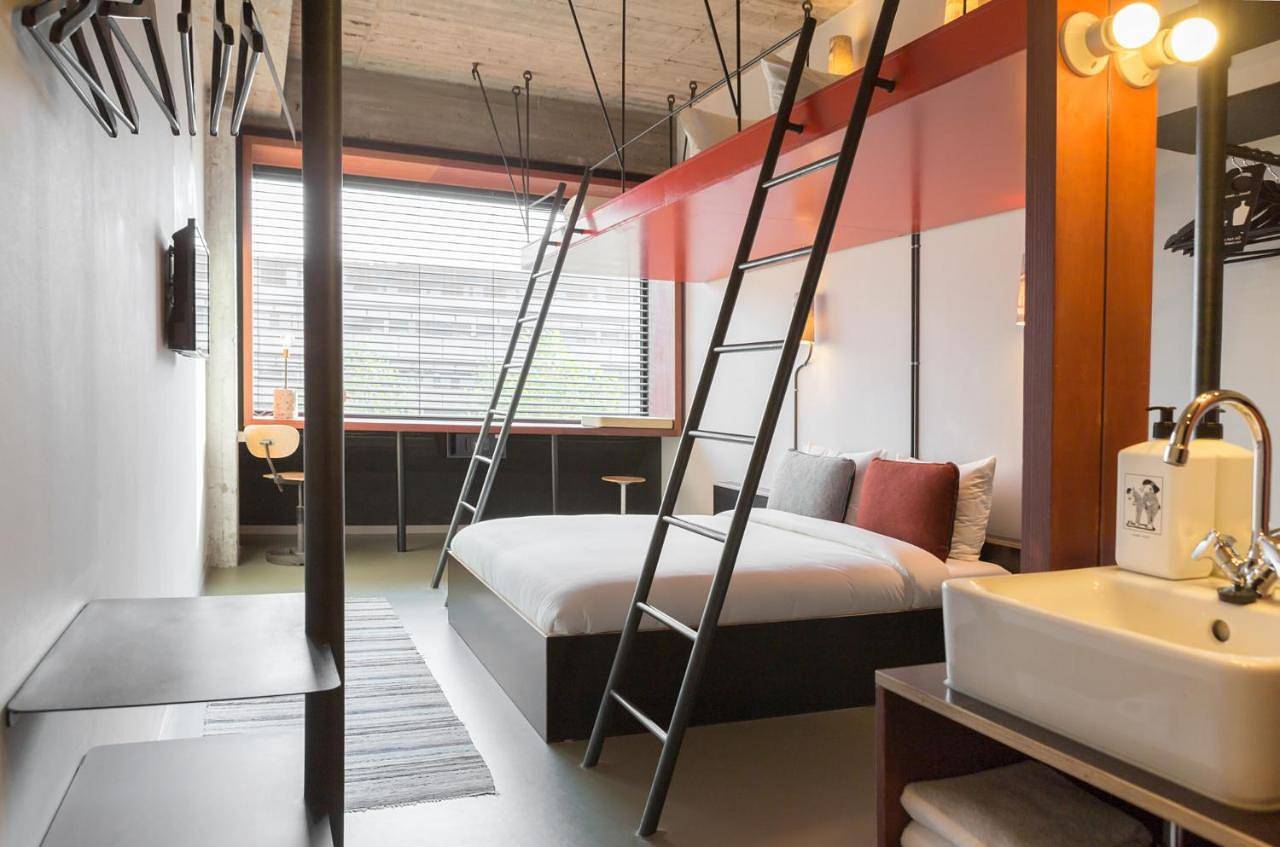Sleep Cabin with Shared Bathroom in Amsterdam Oost, Dutch Coast