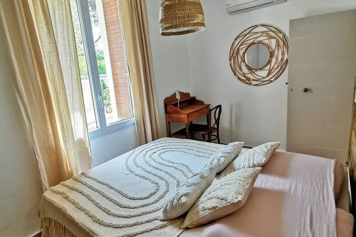 Mas en pierre, piscine et jardin privés, 2ch, 5 pers, 10min du Pont du Gard in Meynes, Région de Nîmes