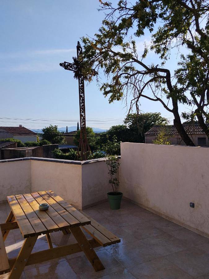 Maisonnette climatisée avec terrasse Jusqu à 4 pers Sous l'Amandier in Pourrières, Région de Brignoles