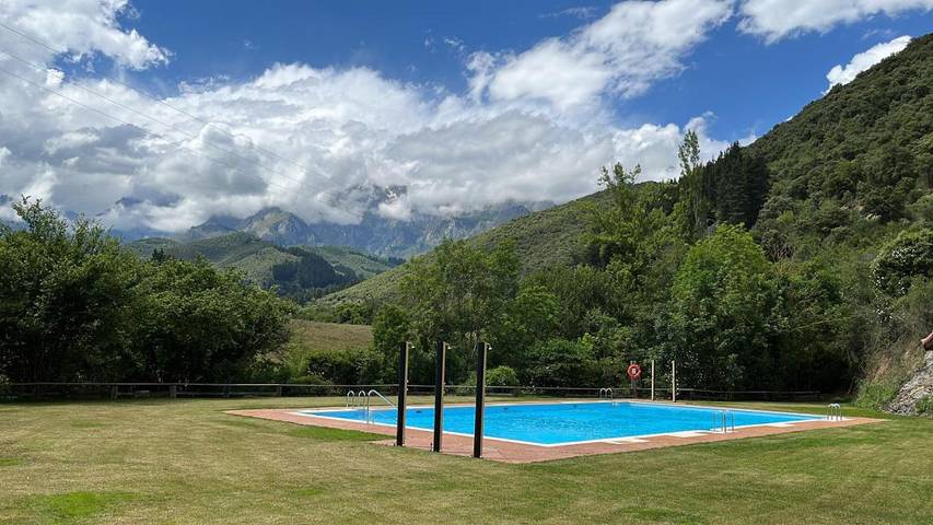 Hostal para 3 personas, con Terraza además de Jardín y Piscina en Camaleño
