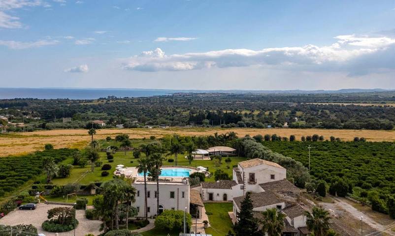 Apartahotel para 4 personas, con piscina además de jardín y jacuzzi en Sicilia