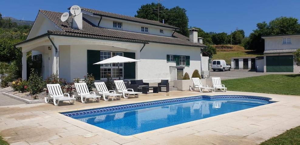 Location de vacances pour 10 personnes, avec piscine ainsi que vue et jardin dans Tondela