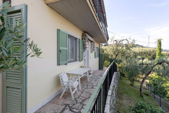 Entire apartment, Apartment 'El Casal' with Lake View, Shared Pool and Wi-Fi in Torri del Benaco, Garda Mountains