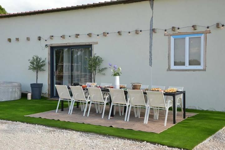 Location de vacances pour 14 personnes, avec Jacuzzi et Terrasse ainsi que Jardin et Vue dans Aubigny-la-Ronce