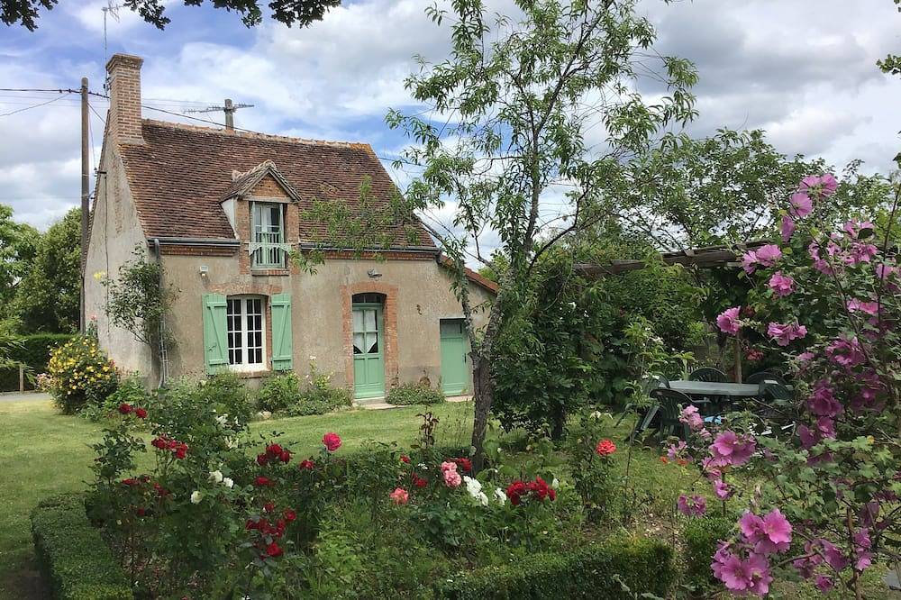 Typical Solognote house renovated in a flowery and wooded setting in Gy-en-Sologne, Sologne
