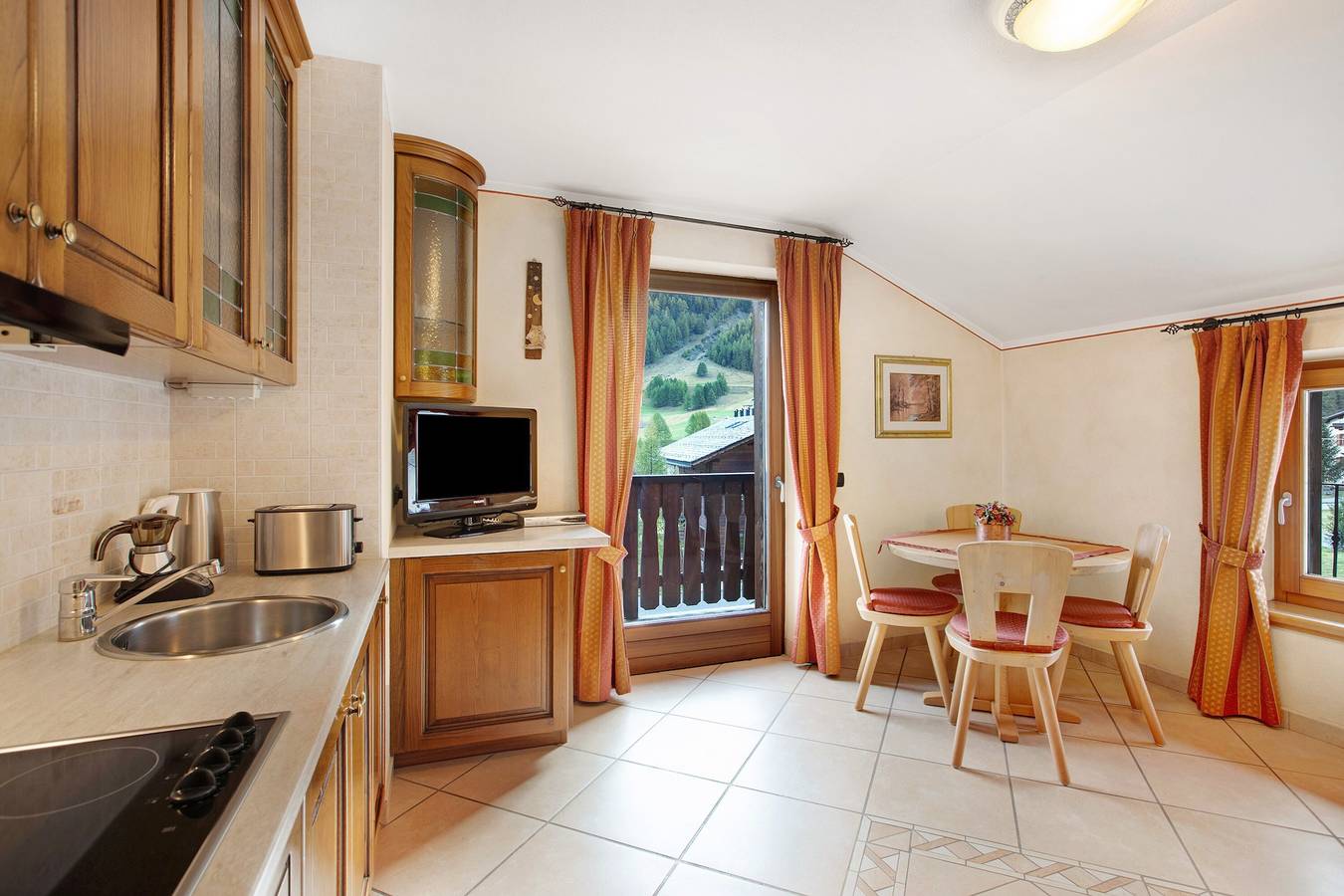 Appartement entier, Appartement Ables Baita Aris avec vue sur les montagnes, balcon & Wi-Fi in Livigno (Town), Livigno