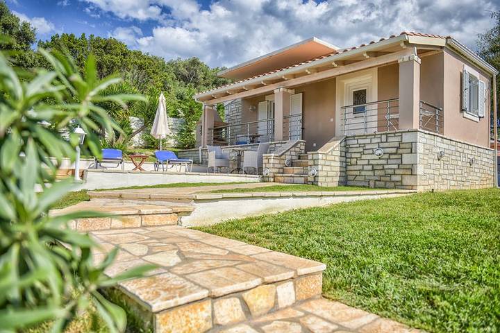 Διαμερίσματα διακοπών για 4 άτομα, με μπανιέρα υδρομασάζ και ταράτσα καθώς και κήπο στον Άγιο Σπυρίδων
