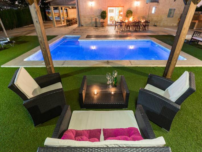 Casa rural para 10 personas, con terraza y sauna además de piscina y jardín en Dolores