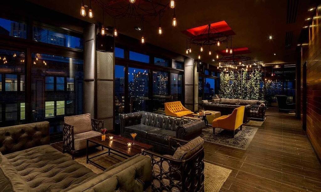 Panoramic Views from Rooftop Bar! Minutes to Times Square, Pets Allowed, Pool! in Manhattan, New York