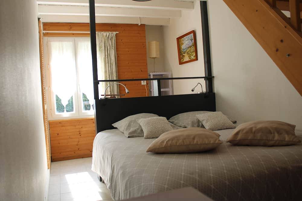 Detached house in an 18th-century property. in Mesnil-en-Ouche, Región de Bernay