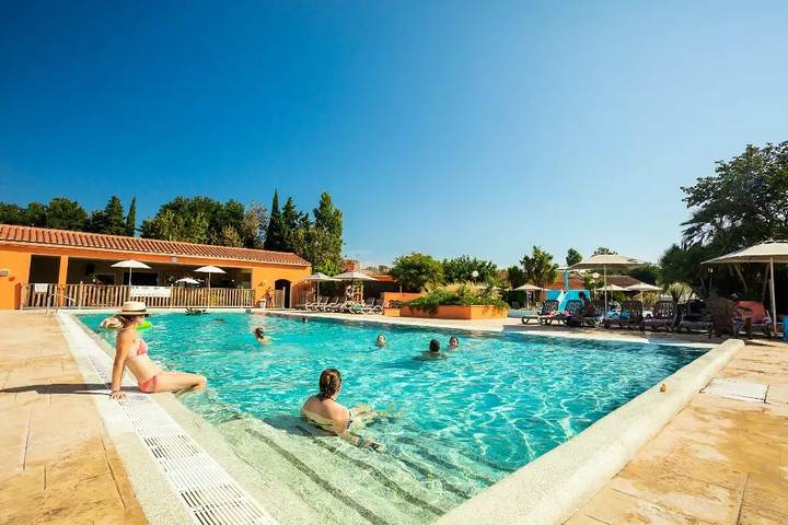 Camping voor 2 personen, met Terras en Zwembad in Canet-en-Roussillon