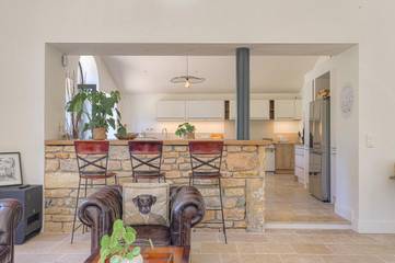 Location de vacances pour 12 personnes, avec vue ainsi que piscine et jardin à Denicé