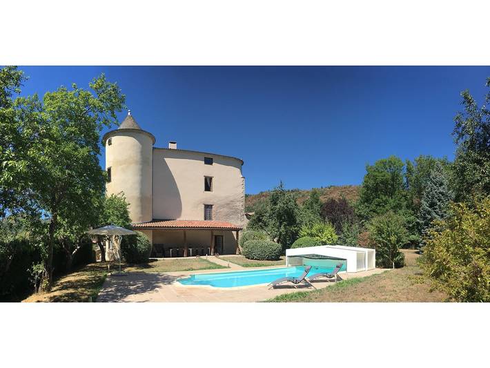 Château pour 18 personnes, avec jardin et piscine, adapté aux familles dans 
