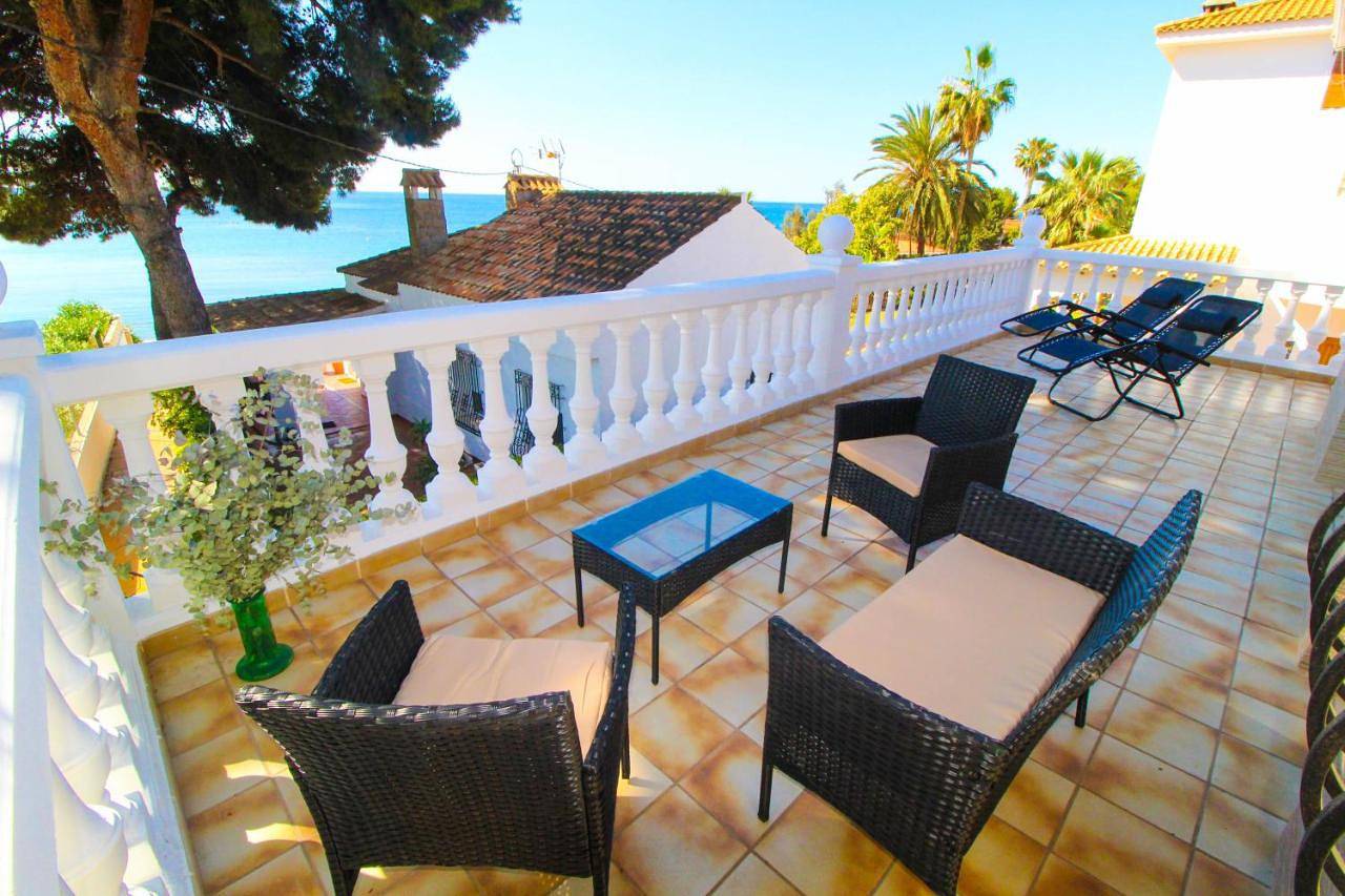Great villa, Sea views, 20 secs walk to the beach, Bbq, 9 people, 5 mins car from Alicante city center, sailing club 3 mins walk in El Barrio, Alicante