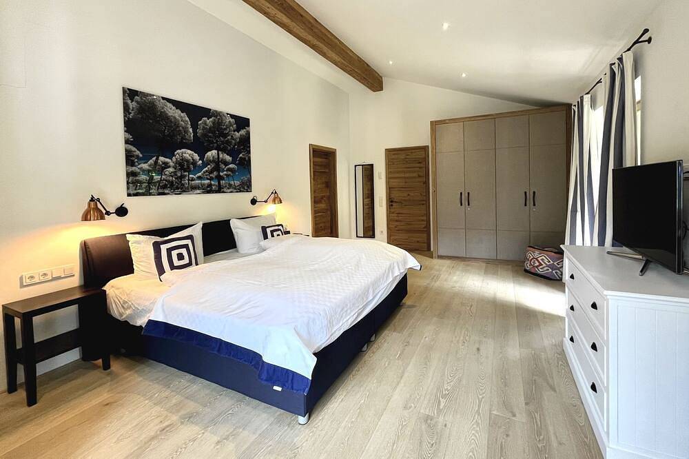 Exclusive country house, modern with old wood in chalet style, sauna and terrace in Riedlern, Kreuth