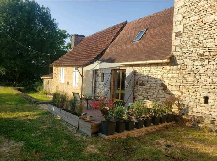 Gîte pour 3 personnes, avec piscine ainsi que terrasse et vue à Sauveterre-la-Lémance