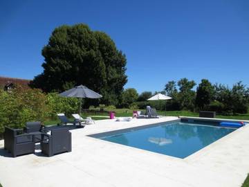 Gîte pour 3 personnes, avec jardin ainsi que piscine et terrasse, animaux acceptés à Nazelles-Négron