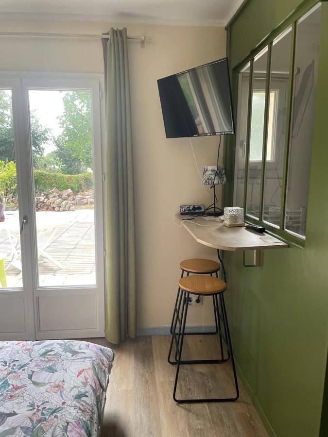 Gîte pour 2 personnes, avec terrasse à Thaims
