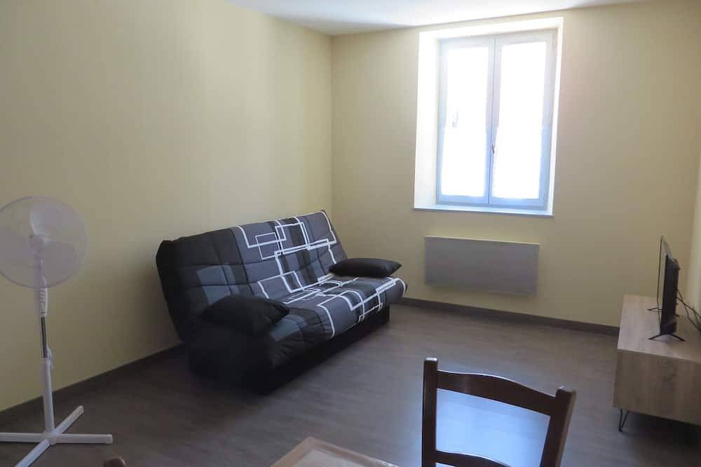 4 to 6 berth accommodation 10 mi walk from the lake in Clairvaux-les-Lacs, Jura