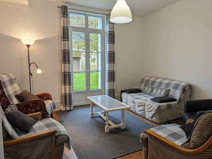 Casa familiar renovada con patio, 3 dormitorios y cocina moderna cerca de Fontainebleau in La Neuville-sur-Essonne, Región de Pithiviers