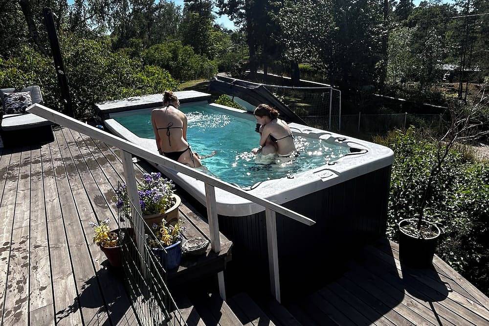 Cozy house from 1920, sea view and swimspa pool, pets allowed in Kummelnäs, Nacka